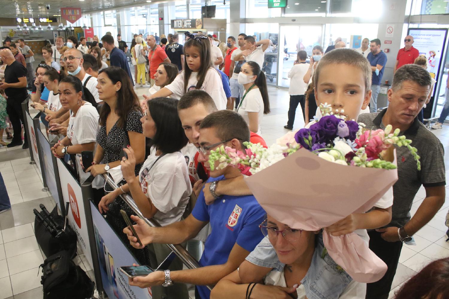 Dejan Savić ostao bez reči kad je Mitrović na aerodromu zapevao "A sad adio" (VIDEO) 2 Dejan Savić ostao bez reči kad je Mitrović na aerodromu zapevao "A sad adio" (VIDEO) 2