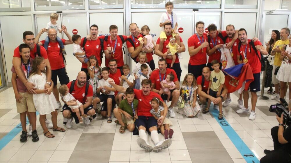 Dejan Savić ostao bez reči kad je Mitrović na aerodromu zapevao "A sad adio" (VIDEO) 1