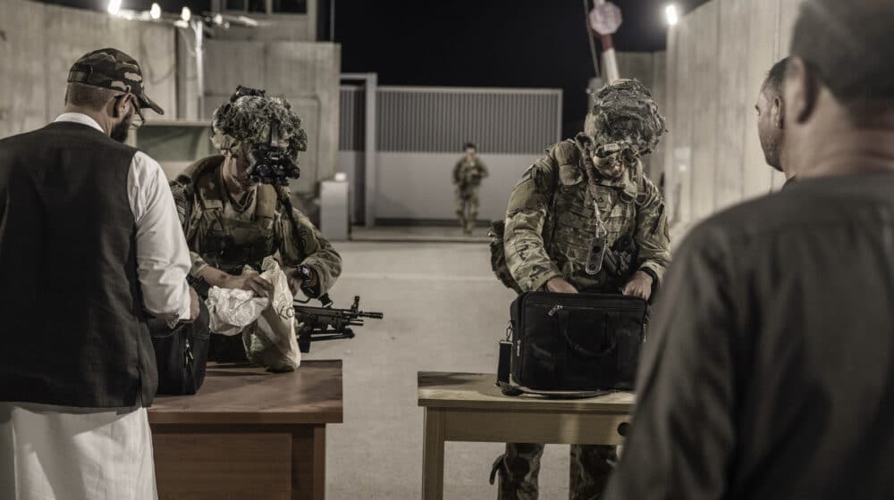 Talibani preuzeli kontrolu delova aerodroma u Kabulu (FOTO) 1