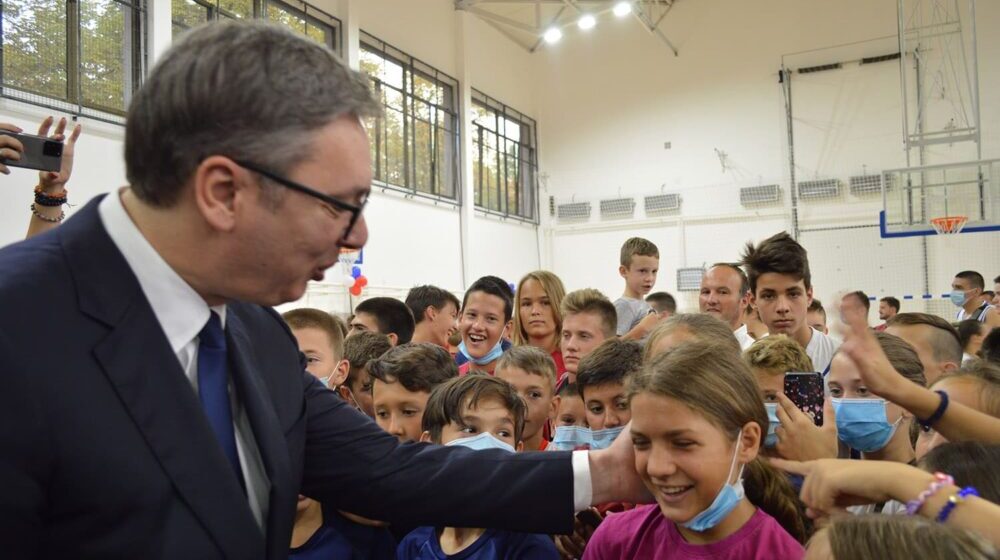 Naprednjaci negiraju političku zloupotrebu dece tokom Vučićeve posete Užicu 1