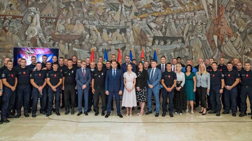 MUP: Članovima tima za gašenje požara na Eviji banke uručile ček ukupne vrednosti 50.000 evra 1