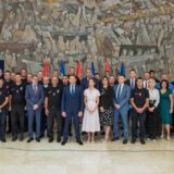 MUP: Članovima tima za gašenje požara na Eviji banke uručile ček ukupne vrednosti 50.000 evra 4