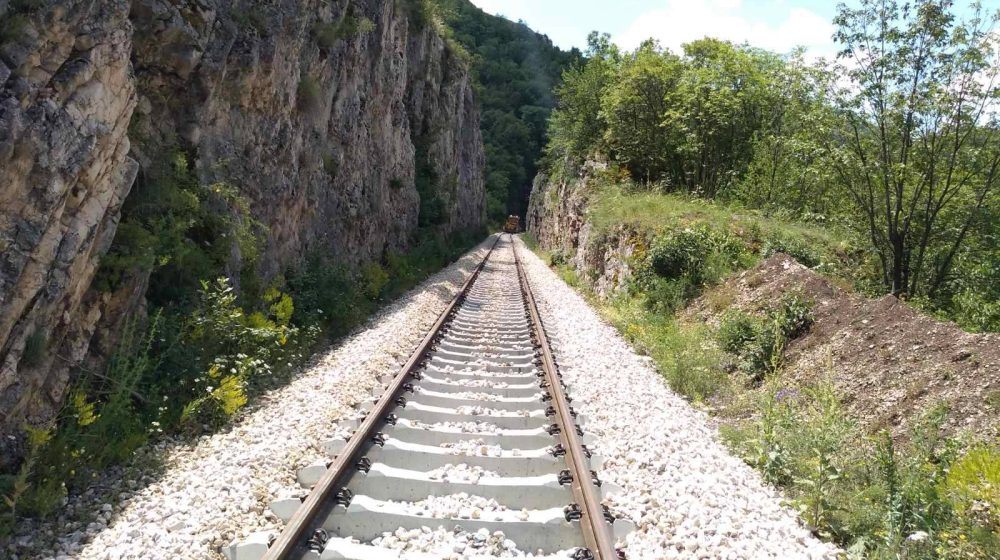 Radnici Infrastrukture železnice raščistili rastinje uz pruge 1