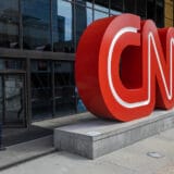 CNN suspendovao voditelja Krisa Kuoma jer je pomagao bratu optuženom za seksualno uznemiravanje 1