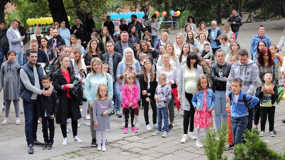 Užice: Učenicima prvog razreda osnovne škole besplatan školski pribor i po 5.000 dinara 1