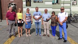 Zrenjaninska opozicija zatražila je danas od gradonačelnika Sime Salapure da odgovori da li je član Gradskog veća Dragan Ćapin u nedelju bio u Bačkom Petrovcu i koji je to posao imao u opštini udaljenoj od Zrenjanina 80 kilometara.