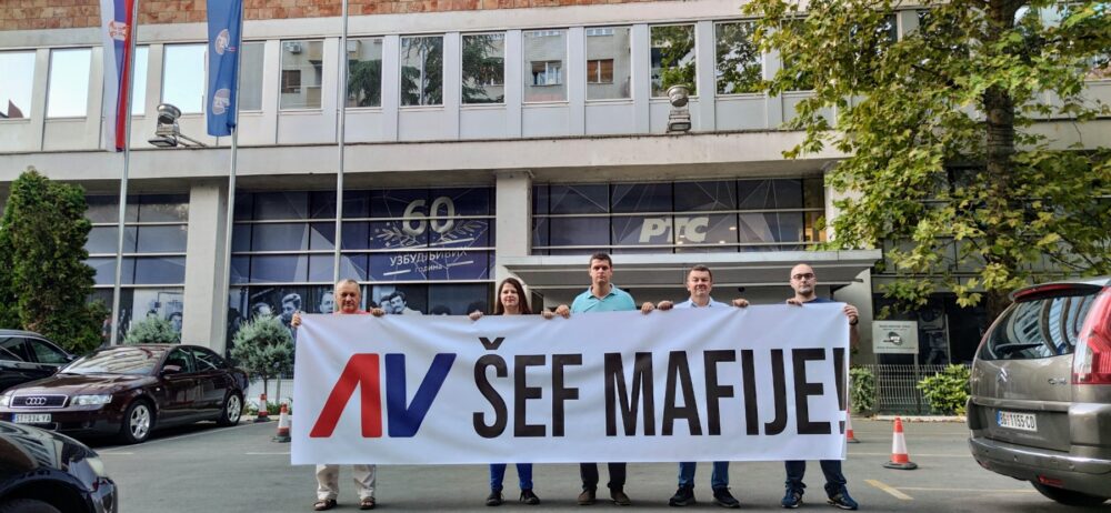 Demokrate ispred RTS-a poručile da je Vučić šef mafije 1
