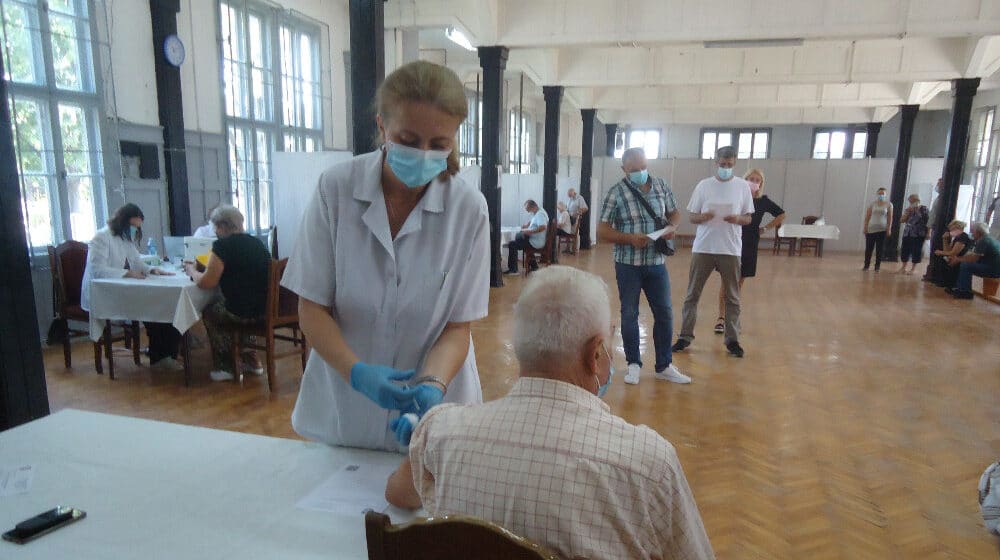 Veliki odziv Kragujevčana za treću dozu, prvog dana vakcinacije u Sokolani 1