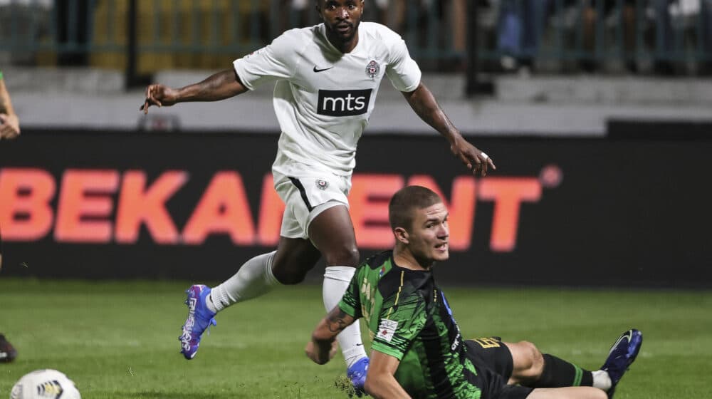 Crno-beli preuzeli čelo tabele 1