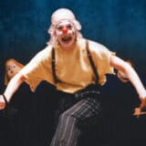 Glumac sa lutkom u prvom planu 8