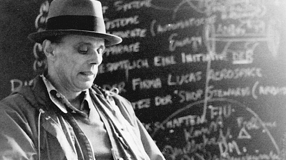 Umetnik kome je performans sa kojotom doneo reputaciju šamana 1