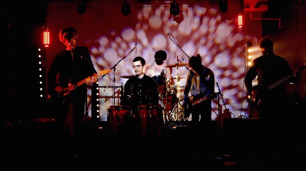 Ništa nije savršeno, sve puca i krvari 1