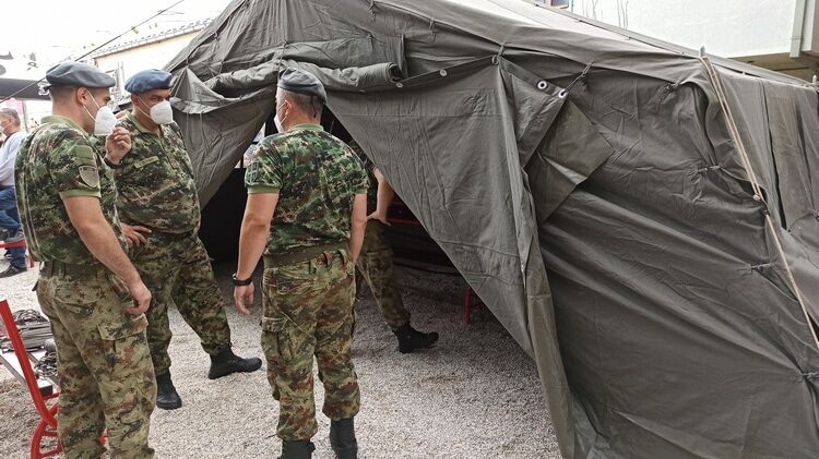 Postavljeni šatori ispred kragujevačke Kovid ambulante zbog kiše i povećanog broj pregleda 1