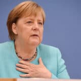 Na vojnoj ceremoniji oproštaja od Angele Merkel pesma Nine Hagen 5