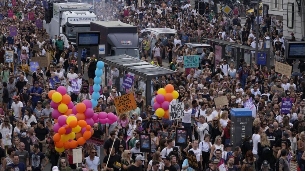 Holanđani na protestima za ukidanje zabrane organizovanja festivala 1