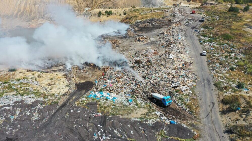 Na gradskoj deponiji u Boru treći dan tinja vatra 1