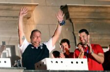 Više hiljada ljudi u Beogradu pozdravilo osvajače medalja za Srbiju (VIDEO, FOTO) 13