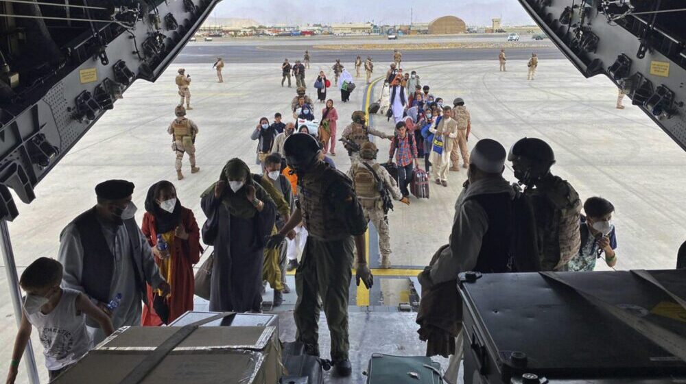Brojne zemlje nastavile evakuacije iz Kabula, na aerodromu i dalje haotična situacija 1