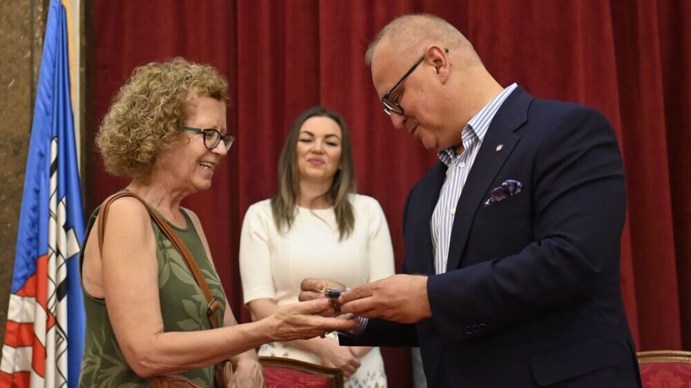 Vesić uručio ključeve stanova za privremeno stanovanje stanarima iz Vidovdanske ulice 1