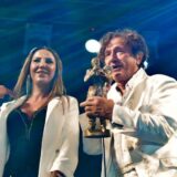 Unuka Šabana Bajramovića uručila Bregoviću Gran pri Nišvila 8