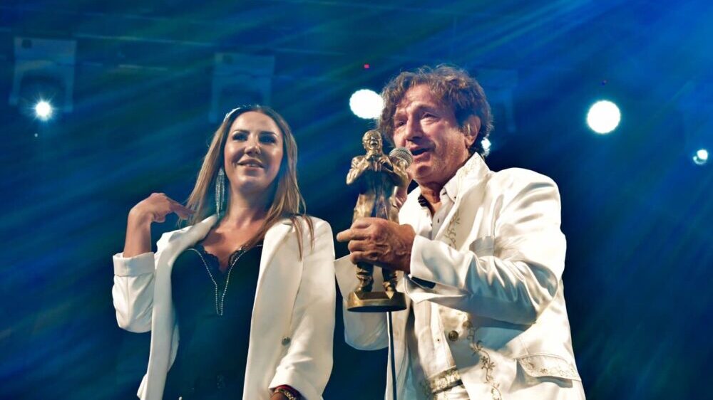 Unuka Šabana Bajramovića uručila Bregoviću Gran pri Nišvila 1