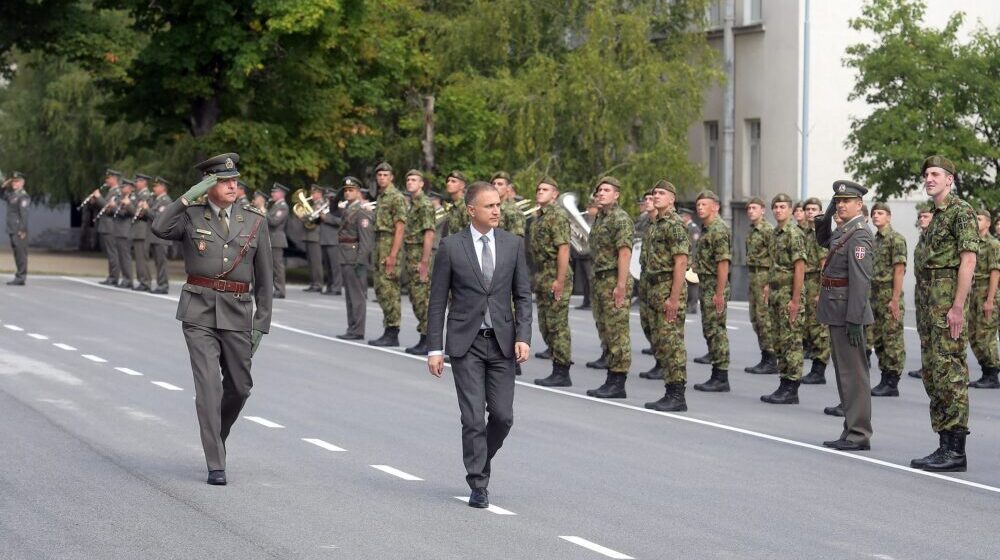 Stefanović uručio ključeve 12 stanova pripadnicima VS i Ministarstva odbrane 1