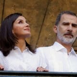 Besni meštani gađali kralja i kraljicu Španije blatom: Evo šta im je on odgovorio (VIDEO) 5