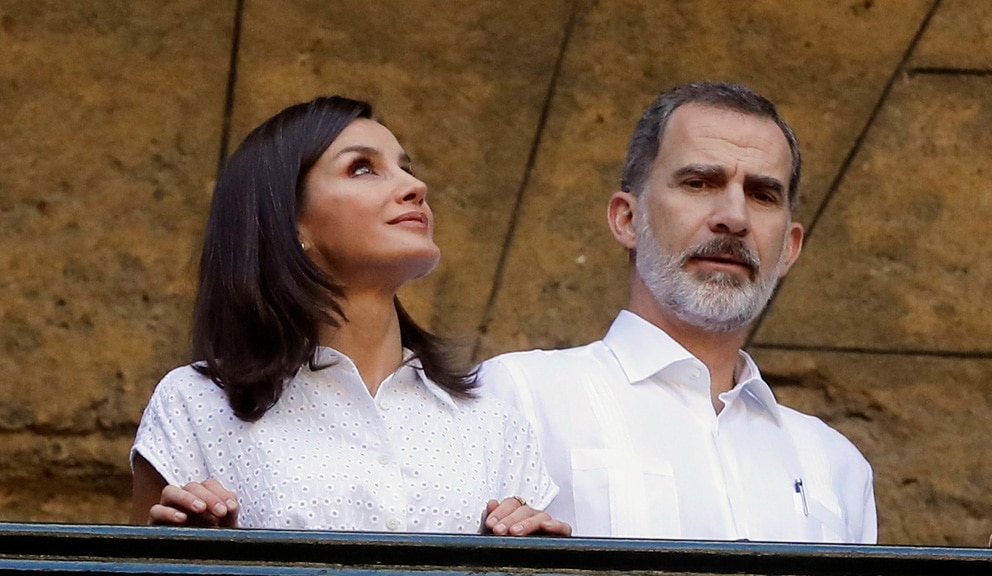 Besni meštani gađali kralja i kraljicu Španije blatom: Evo šta im je on odgovorio (VIDEO) 1