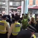 Nekoliko londonskih policajaca povređeno u sukobima sa protivnicima vakcinacije 5