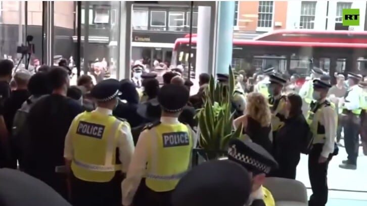 Demonstranti protiv vakcina u Londonu upali u zgradu više televizija 1