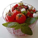 Recept nedelje: Paradajz salata sa bosiljkom 5