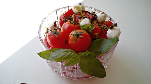 Recept nedelje: Paradajz salata sa bosiljkom 1
