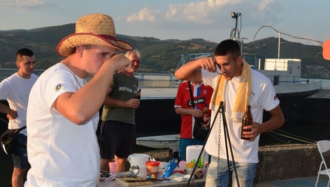 Donji Milanovac: "Baba i unuk" skuvali najbolju riblju čorbu na "Porečkom kotliću" 1