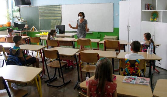 U Zrenjaninu korona ugrozila nastavu u školama: Bolesne higijeničarke, deca i nastavnici 13