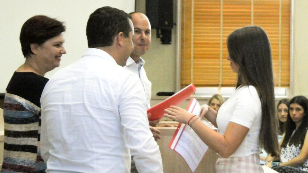 U Pirotu uručeni ugovori pripravnicima-volonterima angažovanim kroz program stručna praksa 1