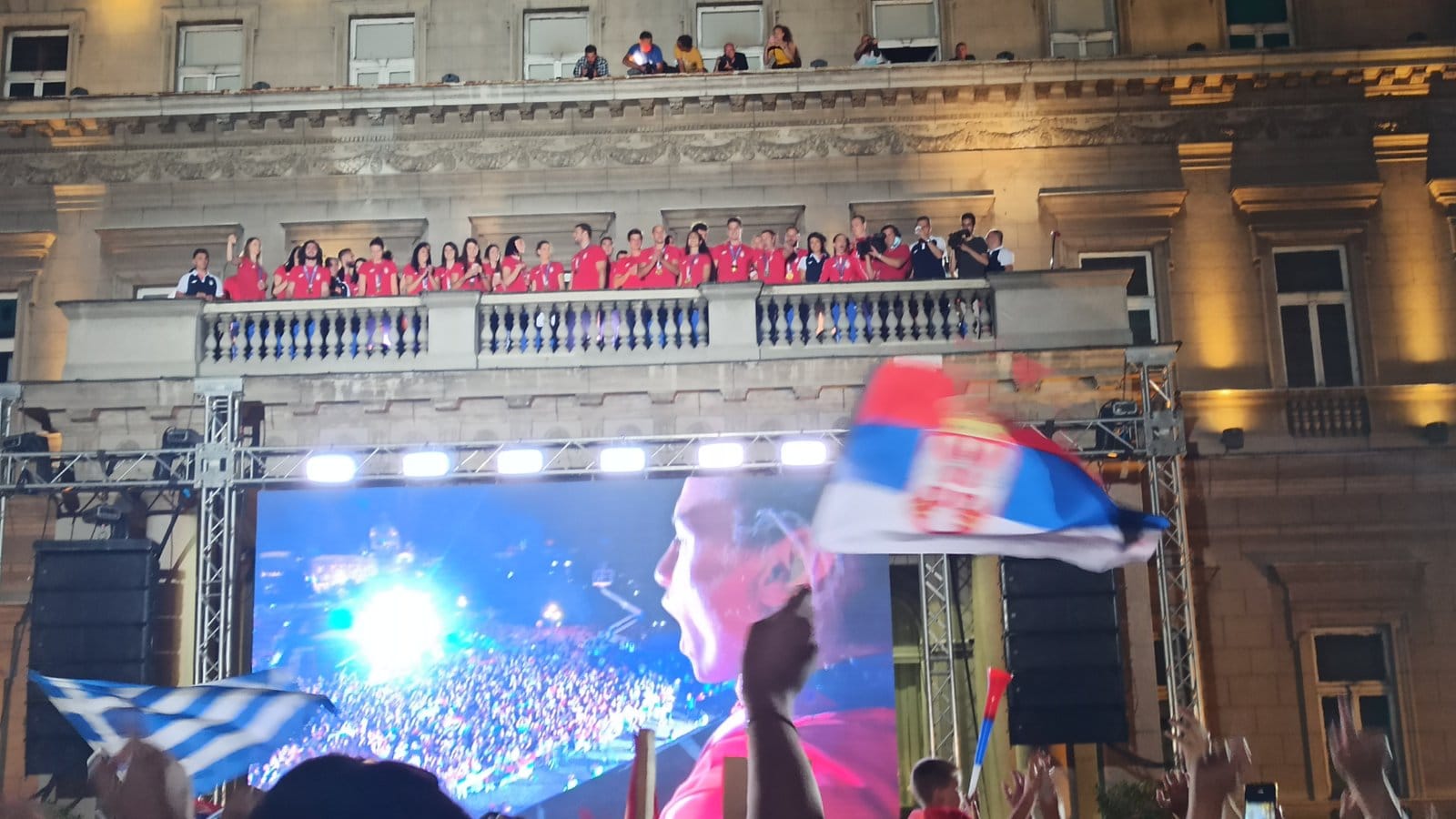 Više hiljada ljudi u Beogradu pozdravilo osvajače medalja za Srbiju (VIDEO, FOTO) 1