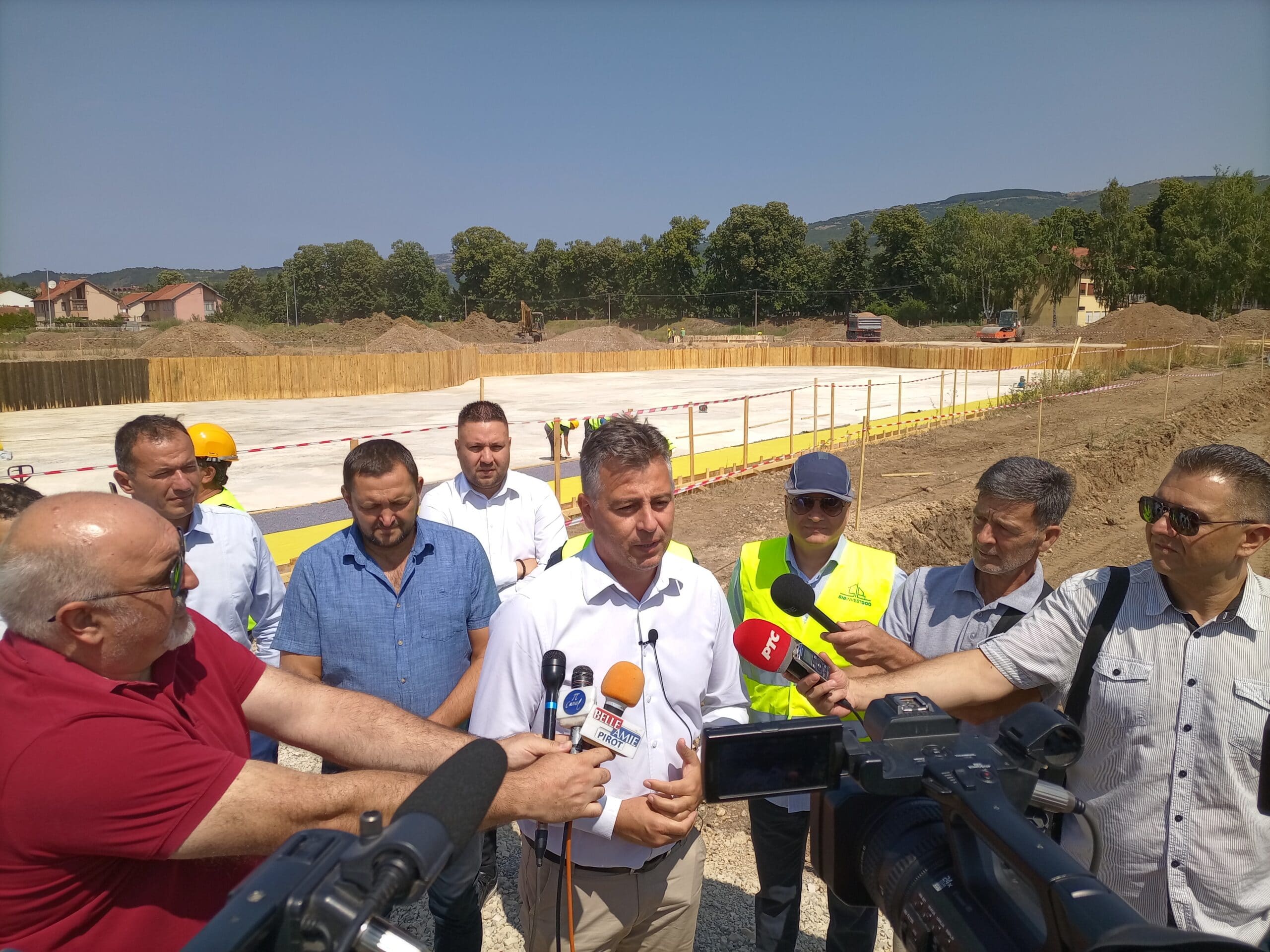 Polaganjem kamena temeljca zvanično počeli radovi na izgradnji otvorenog bazena u Pirotu 2 Polaganjem kamena temeljca zvanično počeli radovi na izgradnji otvorenog bazena u Pirotu 2