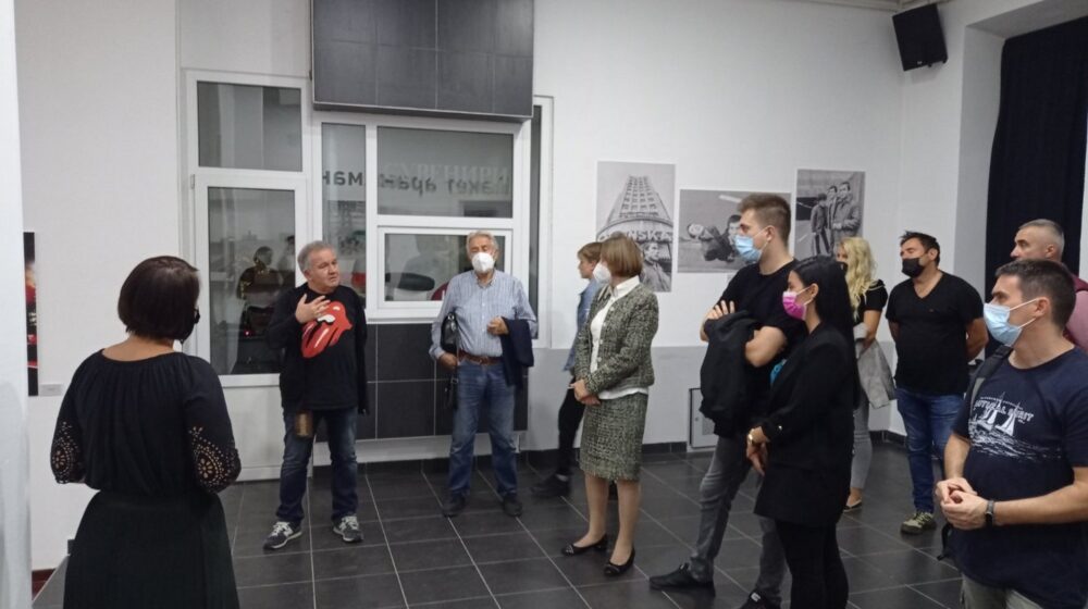 Zbog interesovanja publike izložba Brajana Rašića "Pod sjajem zvezda" produžena do 20. septembra (FOTO) 1