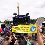 U Berlinu održani protesti protiv novih kovid mera, oko 500 uhapšenih u sukobu sa policijom (FOTO) 7