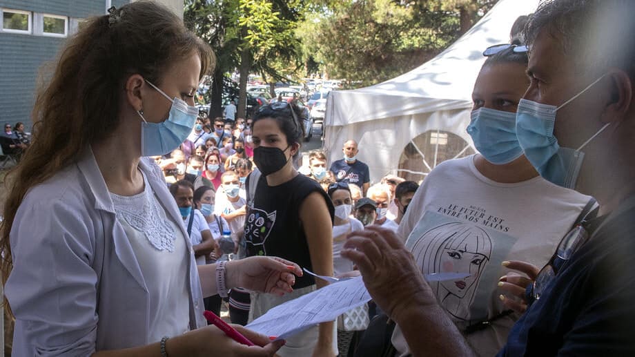 U Severnoj Makedoniji od sutra za kafiće i utakmice potreban kovid sertifikat 1