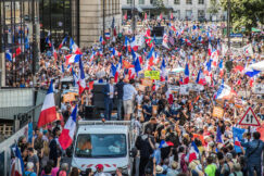 U Francuskoj hiljade ljudi protestovalo protiv zdravstvenih propusnica (FOTO) 6
