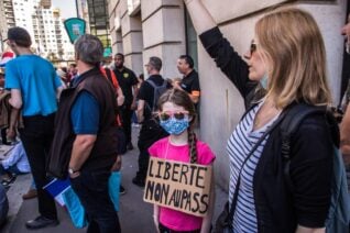 U Francuskoj hiljade ljudi protestovalo protiv zdravstvenih propusnica (FOTO) 9