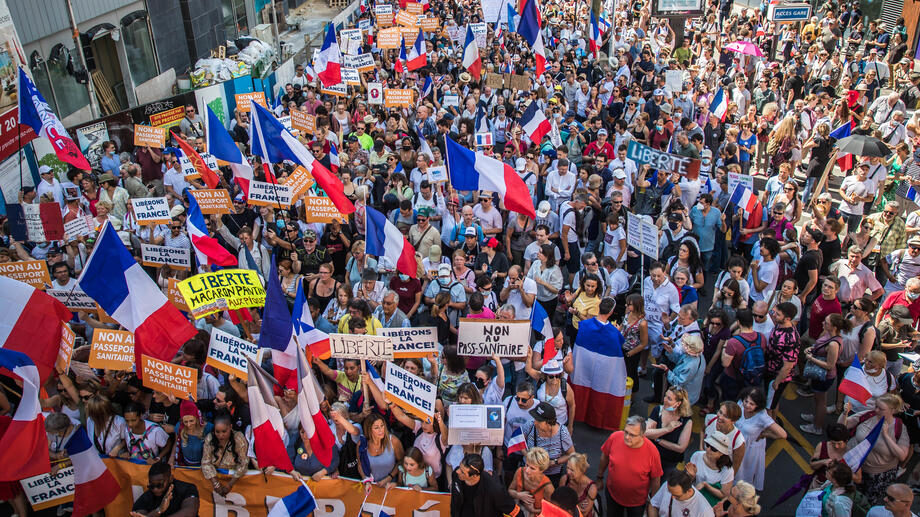 U Francuskoj hiljade ljudi protestovalo protiv zdravstvenih propusnica (FOTO) 1