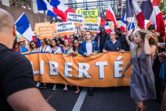 U Francuskoj hiljade ljudi protestovalo protiv zdravstvenih propusnica (FOTO) 2