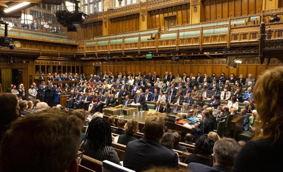 Britanski Konzervativci suspendovali poslanika optuženog da je gledao pornografiju u Parlamentu 1