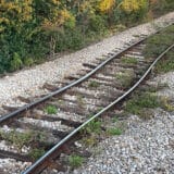 Brze pruge u najavi, u praksi iskrivljene šine zarasle u korov 8