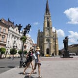 SNS negira da zastrašuje Novosađane zastavama i slikama Vučića 9