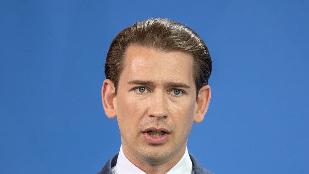 Vlada Sebastijana Kurca na staklenim nogama 1