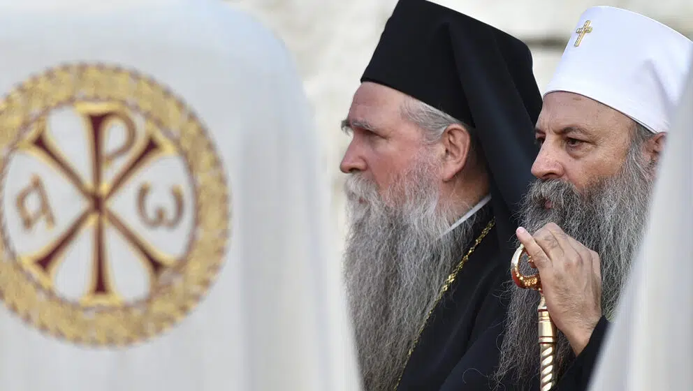 Novosadski studenti se izvinili mitropolitu Joanikiju zbog negodovanja okupljenih ispred SNP 10