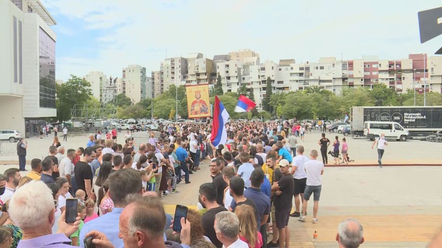 Joanikije i Porfirije u Podgorici dočekani aplauzom 2